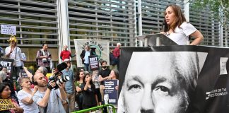 Assange, in centinaia a Londra contro estradizione