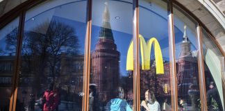 Guerra Ucraina, McDonald’s lascia Russia: venderà tutti fast food
