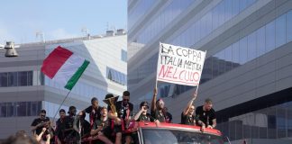 Milan, giocatori con striscione-sfottò a Inter: Figc apre indagine