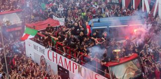 Milan, è festa scudetto: migliaia in piazza per i rossoneri