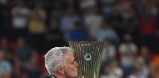 Mourinho in lacrime: “Roma ha fatto la storia”