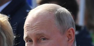 Russia, Putin a marcia ‘Reggimento immortali’ con foto del padre