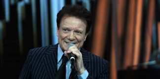 Massimo Ranieri in ospedale dopo caduta dal palco, come sta