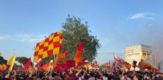 Conference League, finale Roma-Feyenoord: davanti a Olimpico cori e petardi