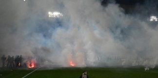 St. Etienne retrocede, follia tifosi: razzi contro giocatori – Video