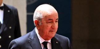 Tebboune contestato fuori Palazzo Chigi, lancio uova su auto presidente Algeria