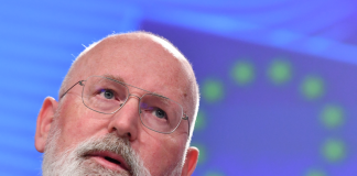 Ucraina, Timmermans: “In Russia le cose stanno cambiando, Putin è più debole”