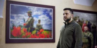Giacca Zelensky venduta all’asta a Londra per 105mila euro