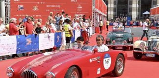 1000 Miglia, ospiti speciali ed entusiasmo alla punzonatura delle auto