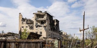 Mosca annuncia un corridoio umanitario per i civili dentro l’Azot