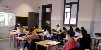 Scuola, le nuove misure su mascherine e distanziamento per gli esami