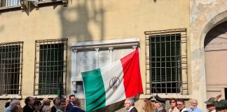 Inaugurata la lapide restaurata che ricorda i caduti della Prima Guerra Mondiale in corso Garibaldi