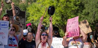 Aborto Usa, poliziotto prende a pugni in faccia una manifestante