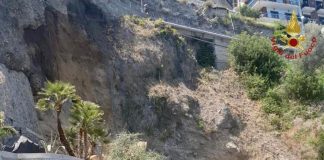 Frana ad Amalfi, crollano terrazzamenti in mare