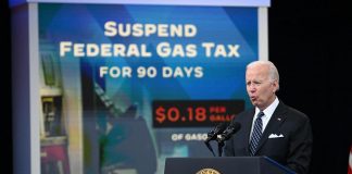 Caro prezzi benzina, Biden propone stop tasse per tre mesi