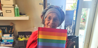 Bonino con la bandiera arcobaleno: “Dove marcia il Pride scoppia la pace, ballate urlate e cantate”