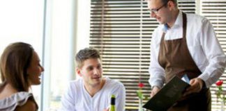 Lavoro, con le agenzie 130mila occasioni per l’estate, più richiesti camerieri