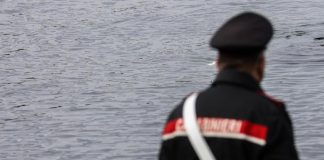 Si tuffa per salvare la figlia e muore nel brindisino