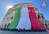 2 giugno, i vigili del fuoco vestono il Colosseo con il tricolore