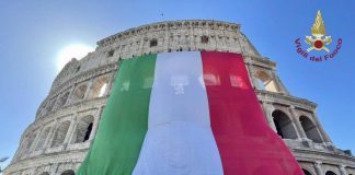 2 giugno, i vigili del fuoco vestono il Colosseo con il tricolore