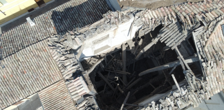 Rivarolo Mantovano, crolla il tetto di Palazzo Penci. Attività inagibile, la commerciante vende in strada