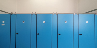 Polemica su ‘bagni neutri’ in ateneo Pisa: “Simbolo sbagliato, ignora trans”