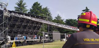 Crolla tettoia palco concerto Elisa a Bassano: due feriti