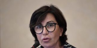 Mascherine, Gismondo: “Confusione come è stato per ogni misura anti Covid”