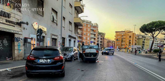 Un morto e 5 feriti in incidente a Roma: gravi una 15enne e un’altra donna