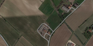 A fuoco capannoni di una corte agricola trasformati in deposito. Paura per i tetti in eternit