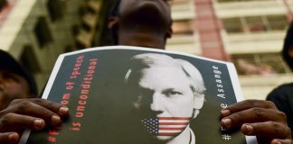 Assange, la moglie: “Perquisito e trasferito dopo firma estradizione”