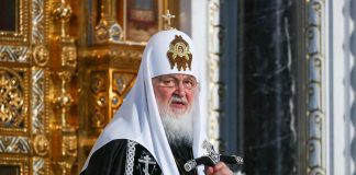 Russia, patriarca Kirill scivola su acqua santa e cade
