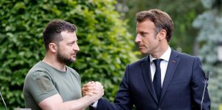 Ucraina, Macron: “Europa al vostro fianco fino alla vittoria”