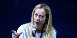 Meloni: “Di Maio? Mai vista scissione per restare nello stesso governo, ora Draghi non può andare avanti”