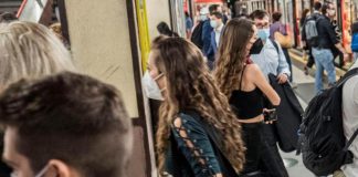 Covid, Andreoni: “Favorevole ritorno mascherina al chiuso”