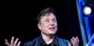 Elon Musk contro smart working: “In presenza o via da Tesla”