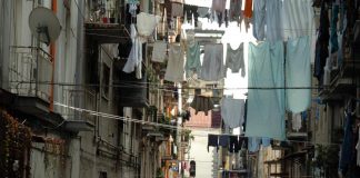 Napoli, arriva il divieto dei panni stesi sui balconi?