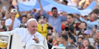 Famiglia, Papa: “Sentiamo più che mai che va difesa”