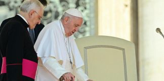 Papa Bergoglio e il ginocchio: “Ora devo andare col bastone”