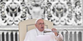 “Non toccate le rughe”, le parole del Papa sui ritocchi estetici