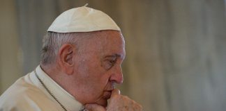 Papa rinvia viaggio in Africa per problemi al ginocchio
