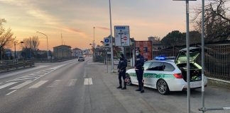 Al volante contromano, ubriaco e senza assicurazione: auto sequestrata, ritiro patente e 1500 € di multa