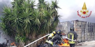Roma, maxi incendio: fiamme minacciano case, esplose bombole gpl – Video