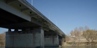 Roma, in bilico su parapetto Ponte Marconi: “Stavo solo facendo video TikTok”