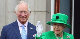 Giubileo di Platino, la regina si affaccia dal balcone di Buckingham Palace