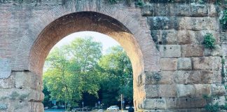 Roma, si stacca parte arco Porta Maggiore