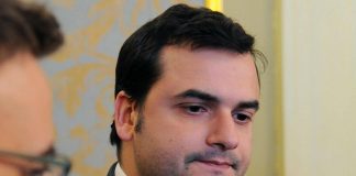 M5S, Sibilia: “Governo? Vogliono buttarci fuori, quindi è il momento di restare”
