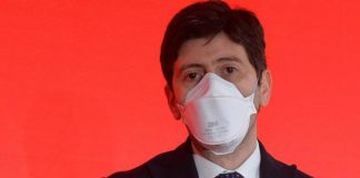 Covid oggi Italia, Speranza: “Chi è contagiato stia a casa”