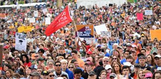 Armi in Usa, migliaia in piazza per chiedere leggi più severe