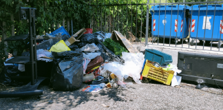 Svuota la casa e abbandona mobili e oggetti in strada: multata dalla polizia locale